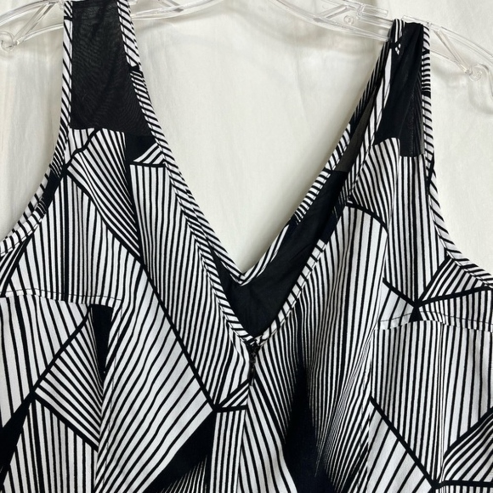 Geometric Pattern, Pockets, Mesh Insert, V-Neck, … - image 1